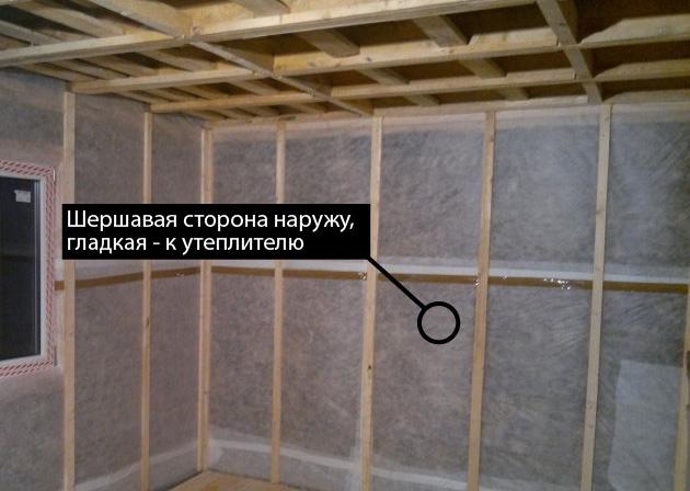 Какой стороной класть пароизоляцию к утеплителю: на пол, перекрытия, крышу и стены