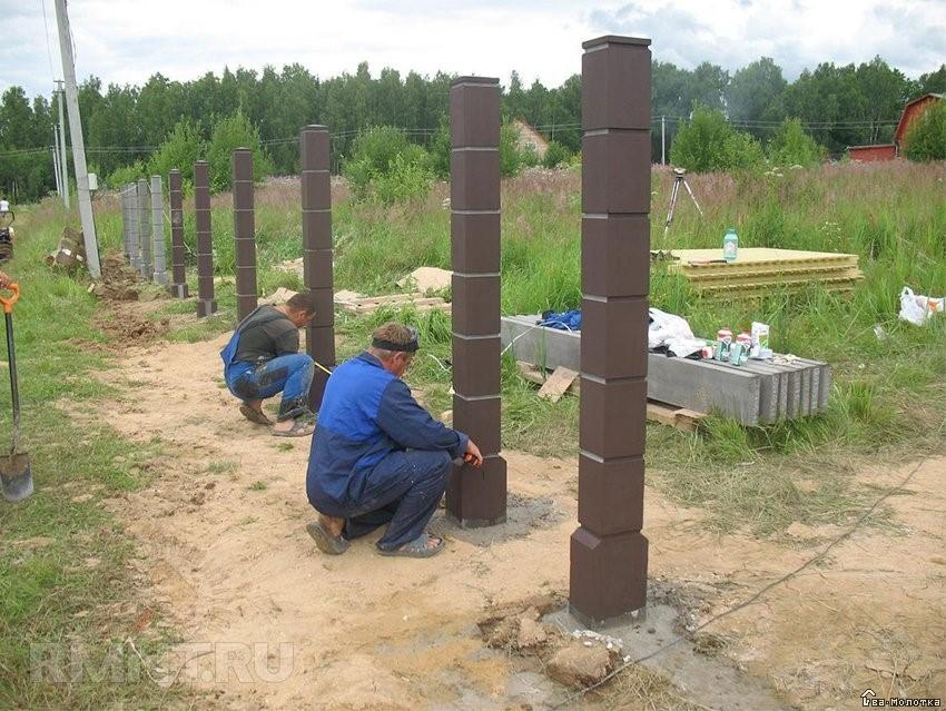 На какую глубину закапывать столбы для забора