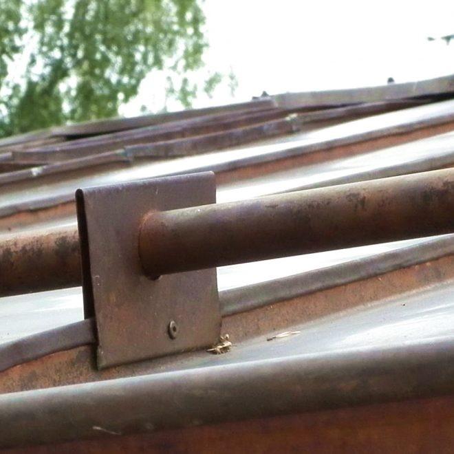 () Установка снегозадержателей на крышу из металлочерепицы: схемы монтажа