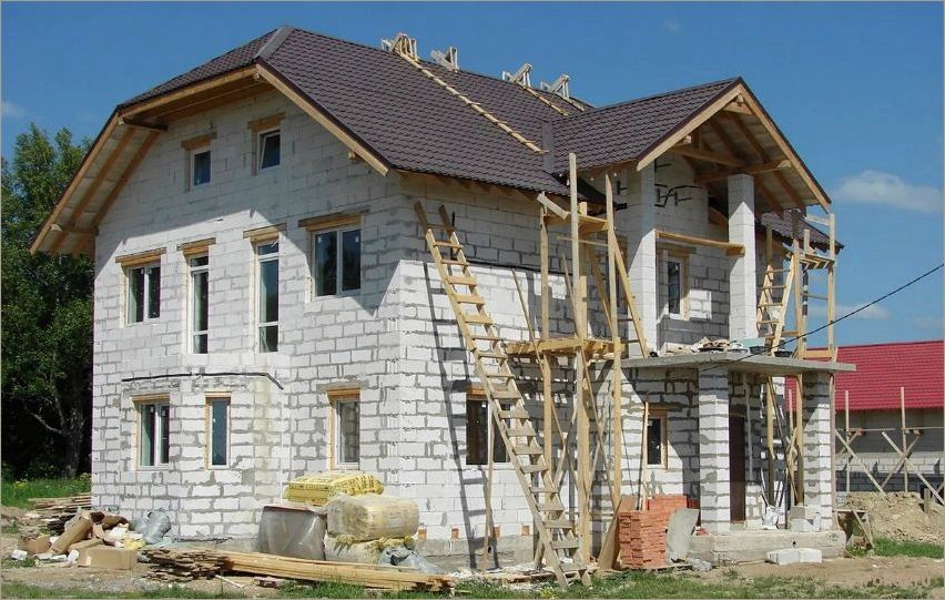 Преимущества и особенности использования пеноблоков в строительстве жилых домов